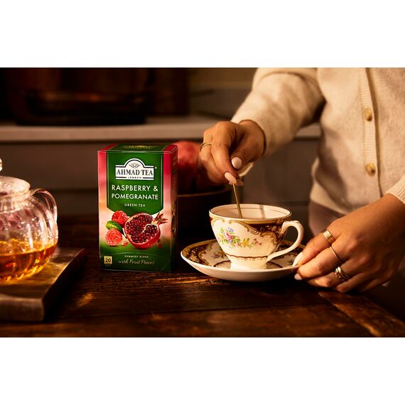 Ahmad Tea - Raspberry&Pomegranate - Grüner Tee mit Himbeer & Granatapfel - Mit Fruchtstücken – Einzeln Verpackte, Aromaversiegelte Teebeutel mit 2g Tee pro Portion - 20 Teebeutel mit Band