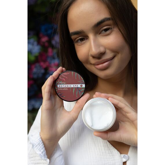 Accentra – Badeset Frauen CHERRY SPA im Seegraskorb – 4-teiliges Pflegeset mit Duschgel, Badesalz, Bodylotion & Netzschwamm – Wellness Geschenkset zum Geburtstag, Valentinstag & Weihnachten