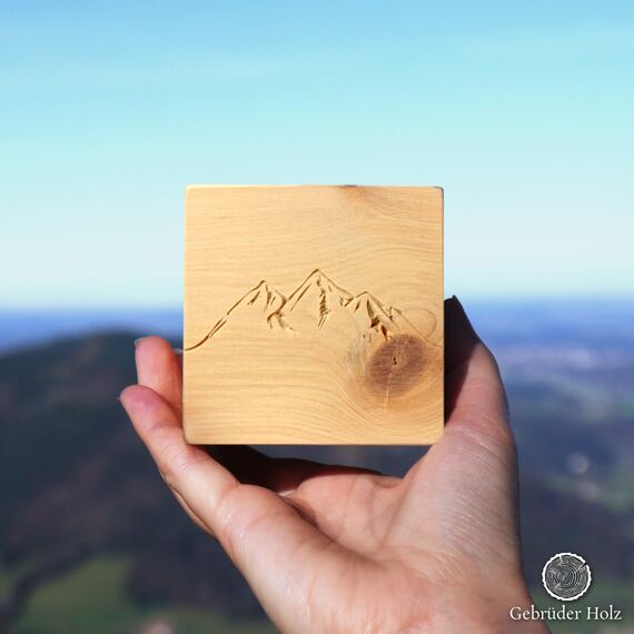 Alpen Zirben-Würfel Duft-Set | Zirbenholz-Würfel mit Motiv und Tropfstruktur + Zirben-Öl (10 ml) | Duftspender aus Holz (Berge)