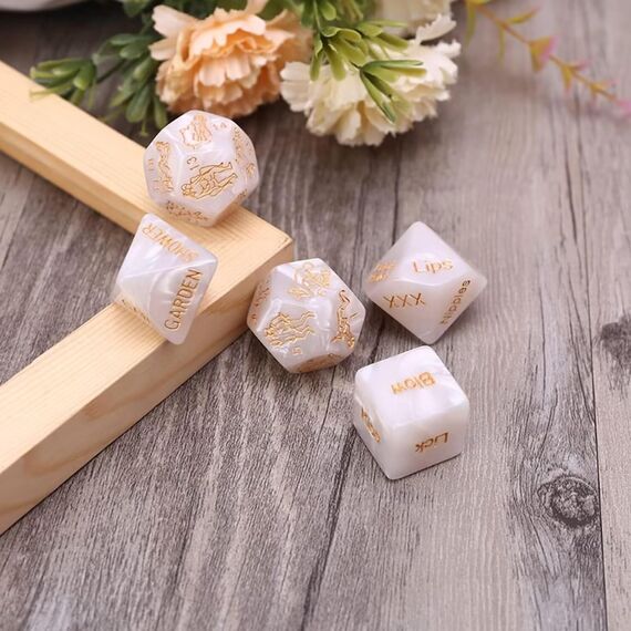 5er Würfelset erotische Würfel für Paare Sex Spiel 36 Position Lehrbuch Würfel Spiel Humor Spiel Paar Schlafzimmer Geschenk für Paar Erwachsene Liebhaber Sex Liebe Spiel für Männer und Frauen (Weiß)