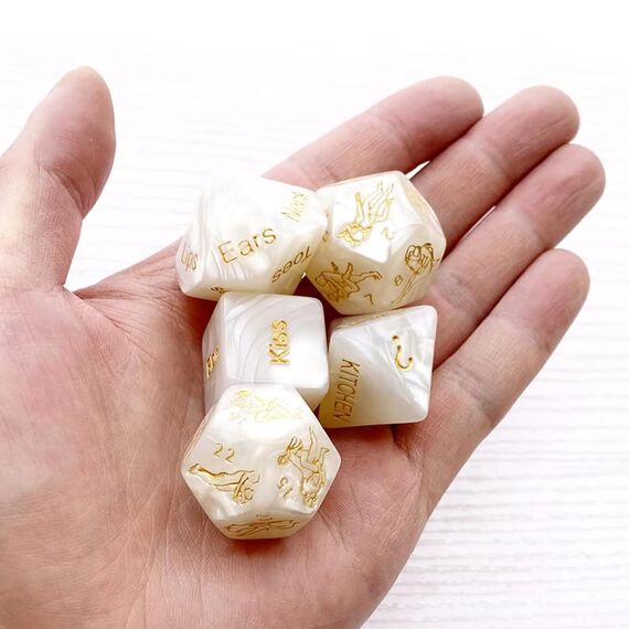 5er Würfelset erotische Würfel für Paare Sex Spiel 36 Position Lehrbuch Würfel Spiel Humor Spiel Paar Schlafzimmer Geschenk für Paar Erwachsene Liebhaber Sex Liebe Spiel für Männer und Frauen (Weiß)