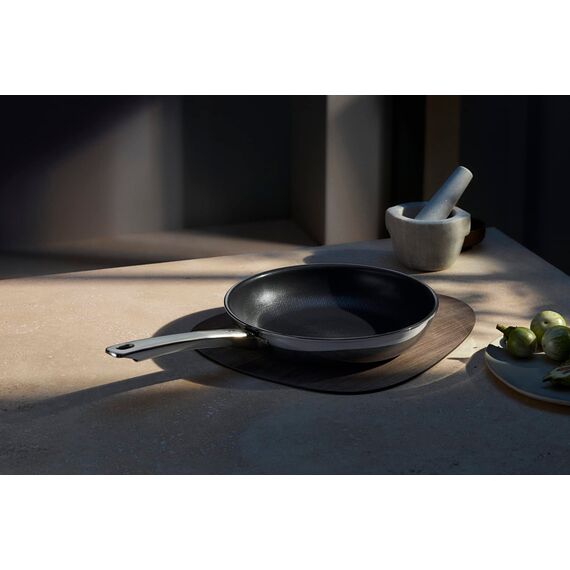 WMF Set 3-teilig Küchenhandtuch-Set (3-teilig), Baumwolle, Logo und Profi Resist Bratpfanne Induktion 24 cm, Wabenstruktur und Profi Resist Bratpfanne Induktion 28 cm, Wabenstruktur