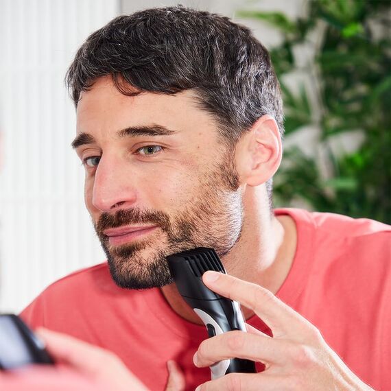 Remington Barttrimmer Herren [selbstschärf. Keramik Klingen/0,4-18mm] Bartschneider Set (Einstellrad mit 9 Längeneinstellungen ab 1,5mm, Netz-/Akkubetrieb, LED Ladeanzeige, Langhaarschneider) MB320C