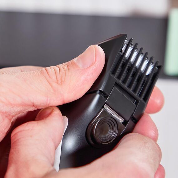 Remington Barttrimmer Herren [selbstschärf. Keramik Klingen/0,4-18mm] Bartschneider Set (Einstellrad mit 9 Längeneinstellungen ab 1,5mm, Netz-/Akkubetrieb, LED Ladeanzeige, Langhaarschneider) MB320C