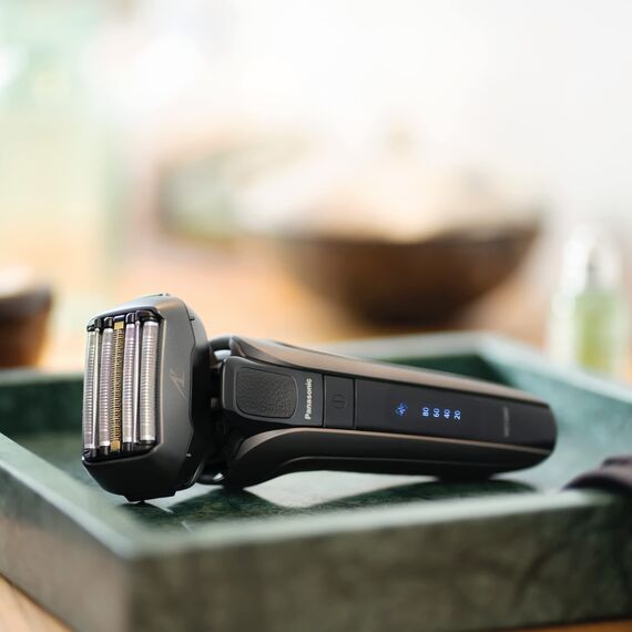 Panasonic Series 900 Premium Nass- und Trocken Rasierer ES-LV6U für Männer, 5-fach-Scherkopf mit Linearmotor und Bartdichtensensor Technologie, Pop-up Trimmer, matt-schwarz