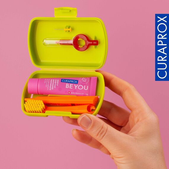 Curaprox Reiseset - CS 5460 Zahnbürste mit 'Be You' Zahnpasta | 2 CPS Prime Interdentalbürsten 07 und 09 / Zahnpflegeset 9,5 cm x 6 cm/Grün/Hergestellt in der Schweiz