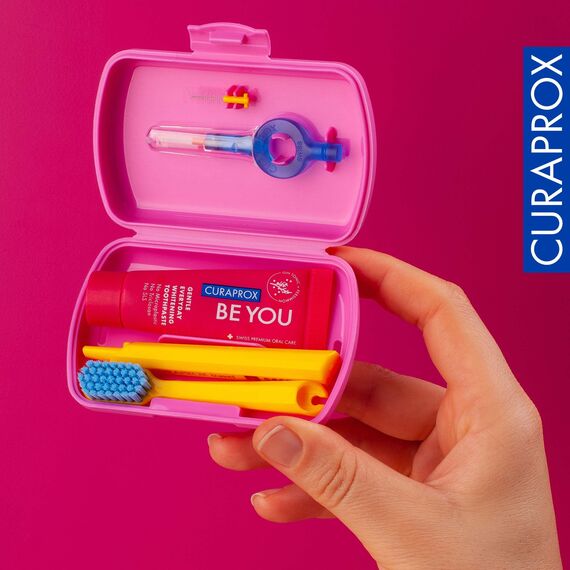 Curaprox Reiseset - CS 5460 Zahnbürste mit 'Be You' Zahnpasta | 2 CPS Prime Interdentalbürsten 07 und 09 / Zahnpflegeset 9,5 cm x 6 cm/Magenta/Hergestellt in der Schweiz