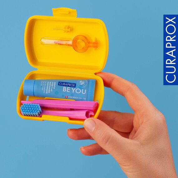 Curaprox Reiseset - CS 5460 Zahnbürste mit 'Be You' Zahnpasta | 2 CPS Prime Interdentalbürsten 07 und 09 / Zahnpflegeset 9,5 cm x 6 cm/Gelb/Hergestellt in der Schweiz