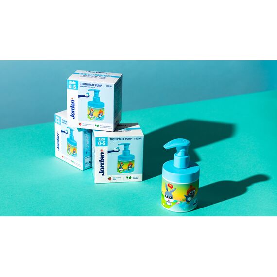 Jordan ® | Kinder-Zahnpastapumpe | Zahnpasta auf einem Pumpspender entspricht 3 normalen Tuben | Innovative und Bequeme Lösung für Kinder entwickelt | 0-5 Jahre | 1000ppm | Erdbeere | 150ml