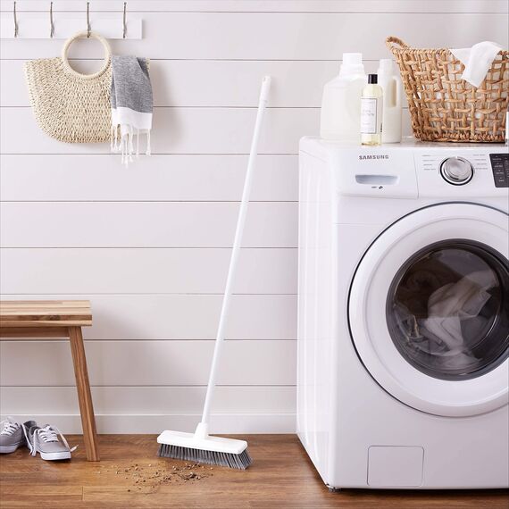 Amazon Basics Besen mit abgewinkeltem Stiel, Blau/Weiß