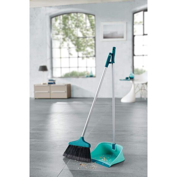 Leifheit Kehrset Classic mit Stiel und offener Schaufel, Kehrschaufel Set mit gesplissten Borsten, Besen und Kehrschaufel mit extra langer Gummilippe