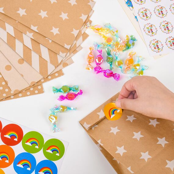 Papiertüten 20 Stück, Geschenktüten Kindergeburtstage mit 36 Bunte Aufkleber, Candy Tüten aus Papier, Kraftpapiertüten, Braune Beutel, für Kinder und Erwachsenenpartys, Geburtstage, Hochzeiten, Feiern