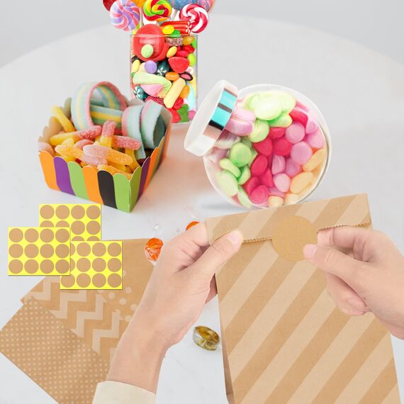 50 Stück Papiertüten Braun, 13 x 24 x 8cm Geschenktüten Braun Tüten Papier mit 60 Aufkleber, Papiertüten zum Verpacken von Weihnachtsgeschenken, Giveaways, Kindergeburtstagen