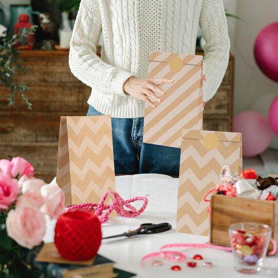 50 Stück Papiertüten Braun, 13 x 24 x 8cm Geschenktüten Braun Tüten Papier mit 60 Aufkleber, Papiertüten zum Verpacken von Weihnachtsgeschenken, Giveaways, Kindergeburtstagen