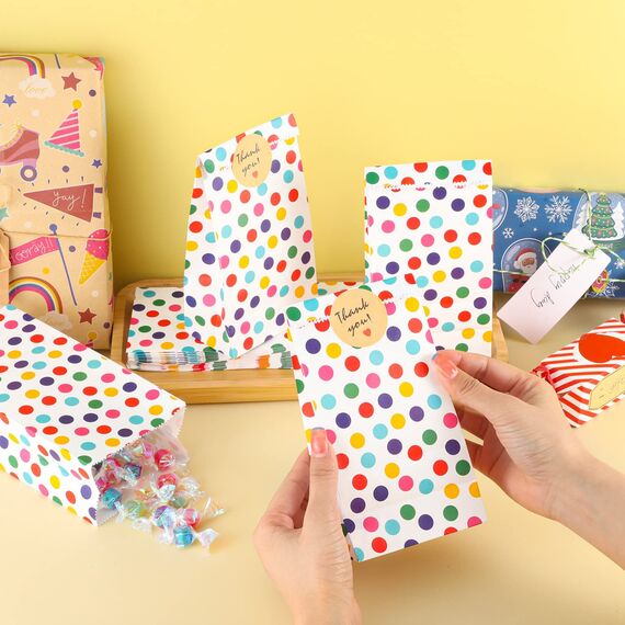 25 Stück Papiertüten Kindergeburtstag Klein, 18 x 9 x 5,5 cm Geschenktüten Klein mit 48 Aufkleber Regenbogen Punkte Mitgebsel Candy Tüten für Valentinstag Ostern Hochzeit Geburtstag Party