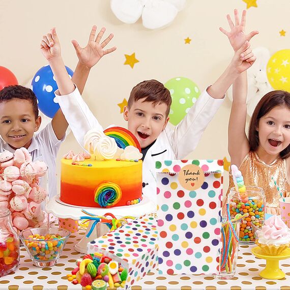 25 Stück Papiertüten Kindergeburtstag Klein, 18 x 9 x 5,5 cm Geschenktüten Klein mit 48 Aufkleber Regenbogen Punkte Mitgebsel Candy Tüten für Valentinstag Ostern Hochzeit Geburtstag Party