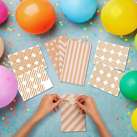 PAKNOR® Papiertüten Braun, 40 stk Kraftpapiertüten Geschenktüten Papier Braune Tüten Papier mit 96 Aufkleber, Papiertüte zum Verpacken von Geschenken, Giveaways, Kindergeburtstag