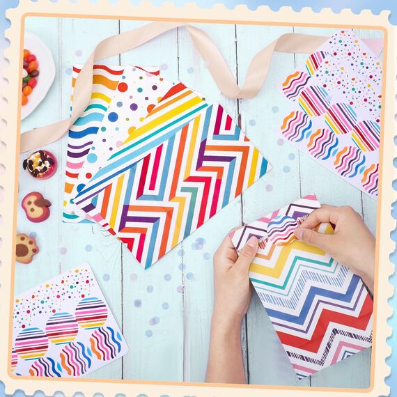 woric 50 Stück Geschenktüten Kindergeburtstag Klein, 22x12x7cm Papiertüten Bunt Klein Candy Tüten mit 60 Aufkleber Mitgebsel Tüten für Valentinstag Ostern Kindergeburtstag Hochzeit Party (5 Stile)