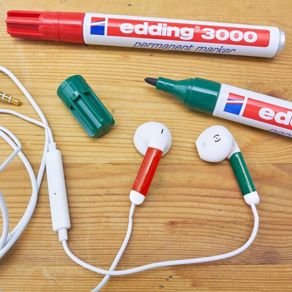 edding 3000 Permanentmarker - schwarz - 1 Stift - Rund-Spitze 1,5-3 mm - schnell trocknender Permanent Marker - wasserfest, wischfest - für Karton, Kunststoff, Holz, Metall - Universalmarker