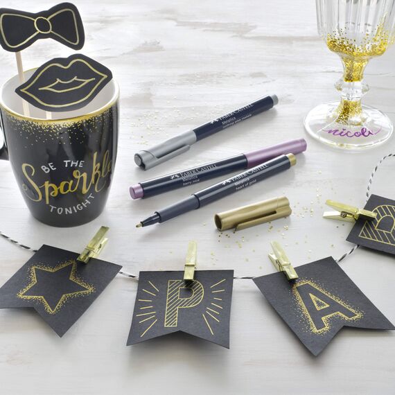 FABER-CASTELL 160796 - Metallics Marker mit Faserspitze, 1,5 mm Strichstärke, für viele Oberflächen geeignet, mit Metalliceffekt in gold und silber, 2er Set