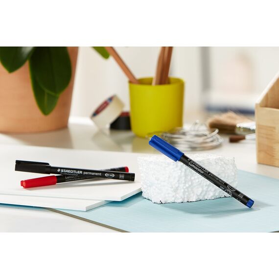 STAEDTLER permanenter Universalstift Lumocolor, wisch- und wasserfest, sekundenschnell trocken, nachfüllbar, Linienbreite 1 mm, 3 Marker blau/rot/schwarz auf Blisterkarte, 317-S BK3D