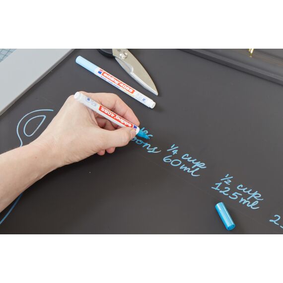 edding 4085 Kreidemarker - blau-metallic - 1 Kreidestift - Rundspitze 1-2 mm - dünner Kreidestift für Tafel abwischbar - zum Beschriften von Fenster, Glas, Spiegel - Tafelstift mit deckenden Farben