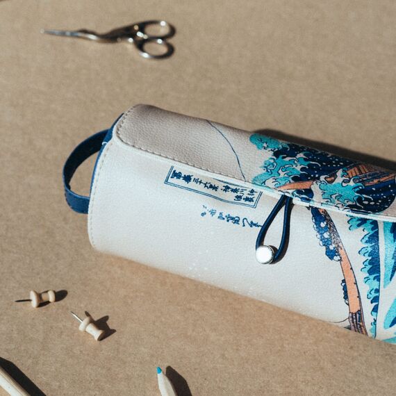 Grupo Erik Stiftrolle Hokusai Die große Welle vor Kanagawa - Federmappe 21 x 7,5 x 7,5 cm - Mäppchen Groß - Federmäppchen Mädchen und Jungen