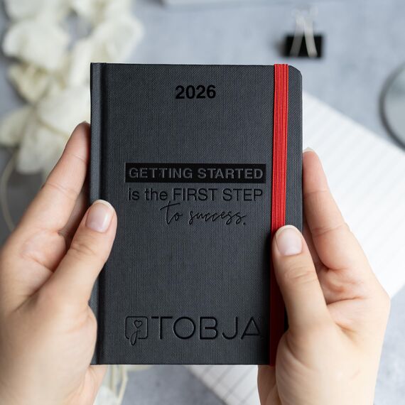 TOBJA Taschenkalender 2026 A6 schwarz - 1 Woche 2 Seiten, Robustes Hardcover, Taschenkalender 2026 klein, Ferien & Feiertage, 2 Lesebändchen & Gummibandverschluss, Kalender 2026 a6 [black]