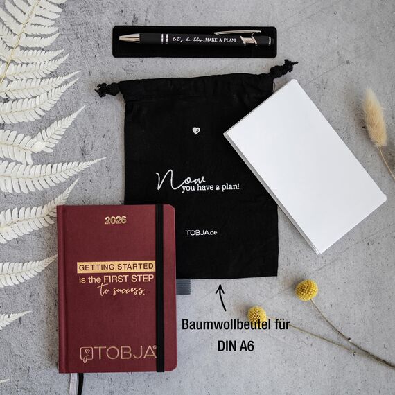 TOBJA Taschenkalender 2026 A6 red + Zubehör Set - Terminplaner mit Froschtasche, Stift, Pen-Loop und Beutel | Hardcover Kalender 2026 A6 (red + Zubehör)