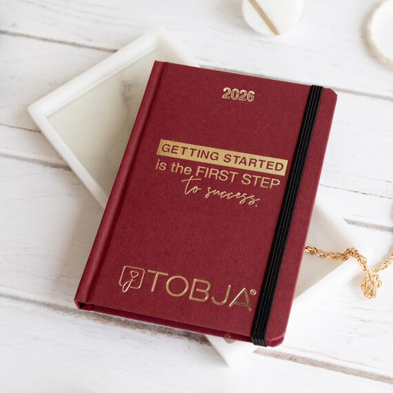 TOBJA Taschenkalender 2026 A6 rot - 1 Woche 2 Seiten, Robustes Hardcover, Taschenkalender 2026 klein, Ferien & Feiertage, 2 Lesebändchen & Gummiband, Kalender 2026 a6 [red]