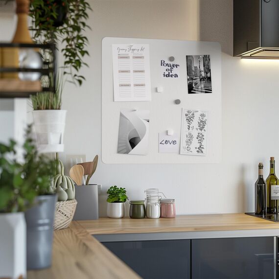 Flatbo Magnettafel aus Metall, 50 x 50 cm, Tafel für Postkarten, Urlaubssouvenirs oder Notizen. Inklusive 4 Magnete und Montageset.