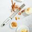 Microplane Zester Küchenreibe in Weiß für Zitrusfrüchte, Hartkäse, Ingwer, Schokolade & Muskatnuss mit feiner Edelstahlklinge - Made in USA