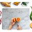 Kitchenville Glasschneidebrett 50×40 cm – Hygienisches Schneidebrett aus gehärtetem Glas – Hitzebeständig, Kratzfest & Rutschfest – Glasplatte für die Küche – Graue Marmoroptik
