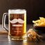 Maverton Bierkrug mit Gravur - personalisiert - 500 ml - Geburtstagsgeschenk für Herren - Geschenkidee für Bierfreunde - Weihnachtsgeschenke - Schnurrbart
