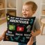 KAMACA Dino-Kissen 43x43 cm Originelles Kissen mit 3 Taschen & Spruch Auf ins nächste Abenteuer Inkl. Kissenfüllung Geschenk für Jungen, Kindergeburtstag, Einschulung und mehr (Dino)