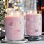 Yankee Candle Signature Duftkerze ; große Kerze mit langer Brenndauer „Snowflake Kisses“ ; Soja-Wachs-Mix ; Perfekte Geschenke für Frauen