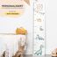 Kidsmood - Personalisierte Messlatte Kinder aus Aluverbund – Hochwertige Messleiste & Wand-Deko für Kinderzimmer mit abenteuerlichem Dinosaurier – Tolles Taufgeschenk für Mädchen & Jungen (65-140cm)