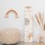 Kidsmood - Personalisierte Messlatte Kinder aus Holz – Hochwertige Messleiste & Wand-Deko für Baby- & Kinderzimmer mit fröhlichem Regenbogen – Tolles Taufgeschenk für Mädchen & Jungen - Skala 65-140cm