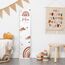Kidsmood - Personalisierte Messlatte Kinder aus Aluverbund – Hochwertige Messleiste & Wand-Deko für Kinderzimmer mit fröhlichem Regenbogen – Tolles Taufgeschenk für Mädchen & Jungen - Skala 65-140cm