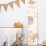 Kidsmood - Personalisierte Messlatte Kinder aus Holz – Hochwertige Messleiste & Wand-Deko für Baby- & Kinderzimmer mit fröhlichem Regenbogen – Tolles Taufgeschenk für Mädchen & Jungen - Skala 65-140cm