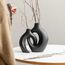 SUKIYPO Hohle Keramikvase, 2er Set Schwarz Moderne Vase für nordische minimalistische Dekoration, runde Boho-ästhetische Blumenvasen für Zuhause, Wohnzimmer, Büro, Bauernhaus, Bücherregal, Dekor