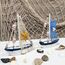 com-four® Maritimes Deko Schiff aus Holz - Fischkutter mit Fischernetz und Muscheln - Holzschiff zur Dekoration - Nautische Deko Segelboot (2 Stück Segelboot - blau/weiß/rot)