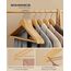 SONGMICS Kleiderbügel Holz, 20er Set, Bügel aus Massivholz, Einkerbungen im Schulterbereich, rutschfester Hosensteg, um 360° drehbarer Haken, für Anzüge, Hemden, naturfarben-silbern CRW001-20