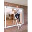 WENKO Leichte Aluminium Trittleiter mit 4 Stufen für 100 cm höheren Stand, rutschsichere XXL-Stufen, Design Klapptrittleiter, TÜV Süd Zertifiziert, 44 x 153 x 5,5 cm, Weiß