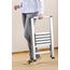 WENKO Leichte Aluminium Trittleiter mit 1 Stufe für 25 cm höheren Stand, rutschsichere XXL-Stufen, Design Klapptrittleiter, TÜV Süd Zertifiziert, 44 x 74 x 5,5 cm, Silber matt
