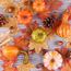 FEPITO 56 Stück Herbst Thanksgiving-Dekorationen, Mini Artificial Kürbisse und Tannenzapfen, Blätter und Eicheln für Party- und Dekorationsausstattung, Halloween und Thanksgiving
