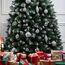 FAIRYTREES Weihnachtsbaum künstlich Kiefer, Natur-Weiss beschneit, Material PVC, echte Tannenzapfen, inkl. Holzständer, 220cm