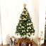 Weihnachtsbaum künstlich (WBD) 150 cm grün mit Weihnachtsdeko Gold und Led Lichterkette mit Batteriebox und Fernbedienung künstlicher Christbaum klein Tannenbaum