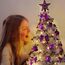 Weihnachtsbaum künstlich (WBD) 120 cm Weiss mit Weihnachtsdeko lila und Led Lichterkette mit Batteriebox und Fernbedienung künstlicher Christbaum klein Tannenbaum