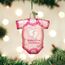 Old World Christmas Rosa Baby-Einteiler, Glas, geblasen, Ornament für Weihnachtsbaum, 7,6 x 7,6 cm